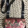 Cartera Negra y Flores