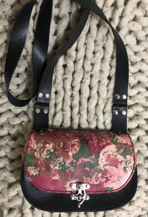 Cartera Negra y Flores