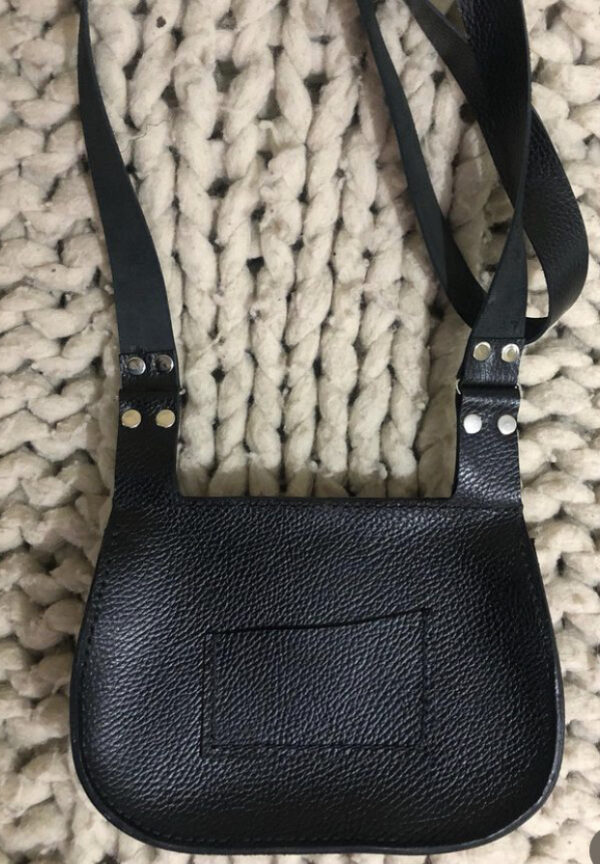 Cartera Negra y Flores