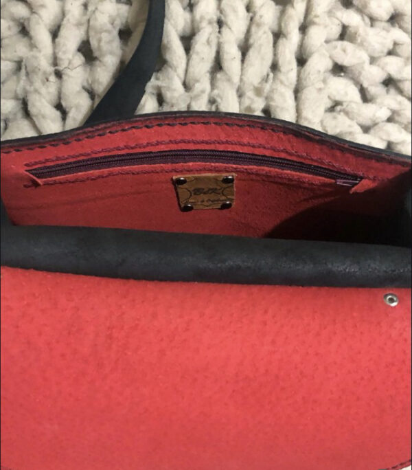 Cartera Negra y Flores