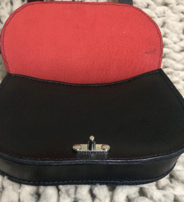 Cartera Negra y Flores