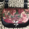 Cartera Negra y Flores