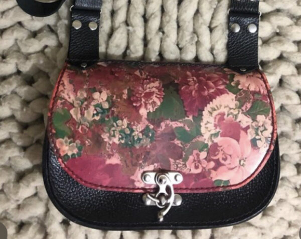 Cartera Negra y Flores